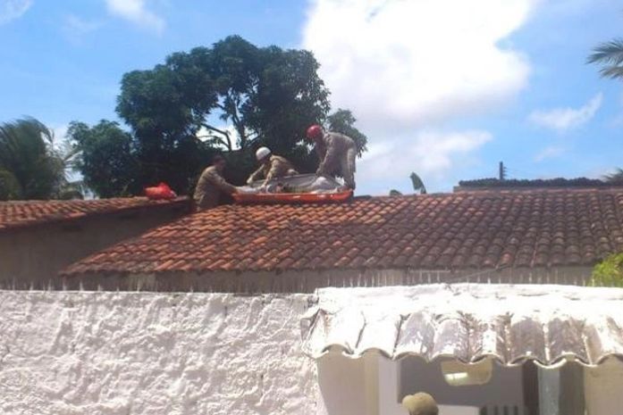 Homem tenta roubar escola, é baleado e morre em telhado