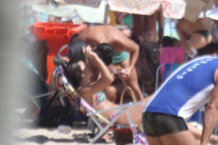 Na praia, filha de Renato Gaúcho ganha selinho do namorado