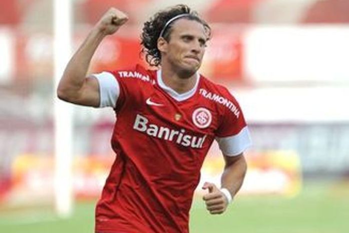 Internacional despacha reservas do Grêmio e avança às semis