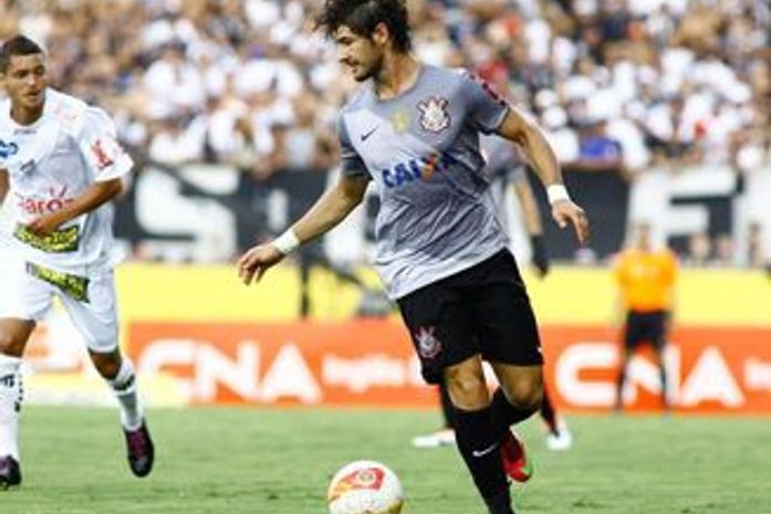 Corinthians marca no fim contra Bragantino e aumenta série de empates