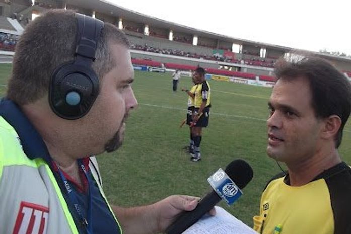 Árbitro Flávio Feijó na bronca contra narrador