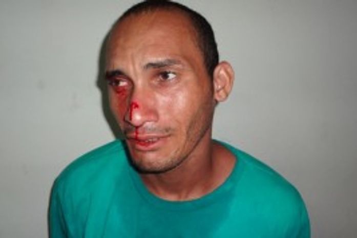 Homem espanca a família e depois se entrega na delegacia