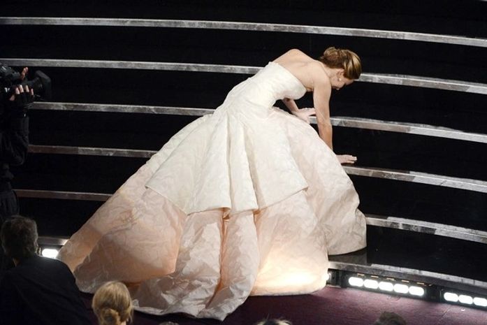 Jennifer Lawrence leva tombo ao ganhar prêmio no Oscar