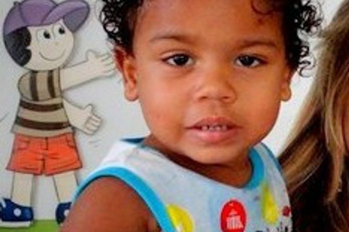 Mãe de criança morta por irmãos é agredida pelos vizinhos