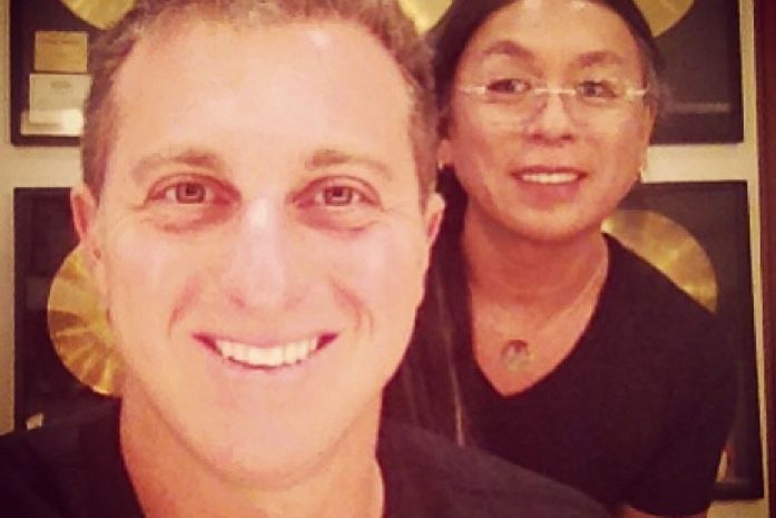 Luciano Huck muda o visual: 'Tchau barba. Cabelo cortado'
