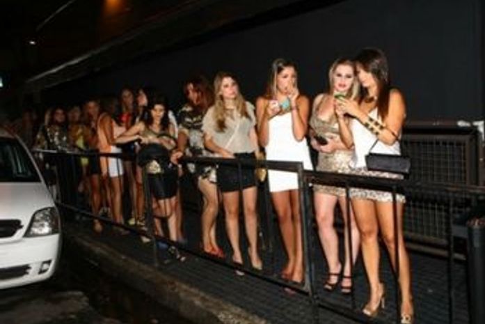 Neymar comemora 21 anos em festa com namorada global