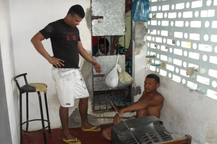 Presos em condições precárias na delegacia de Palmeira dos Índios
