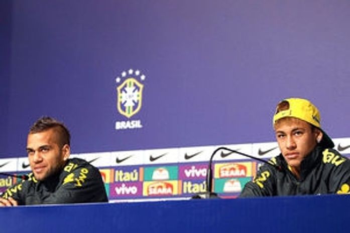 Daniel Alves afirma que Barcelona já tem acordo com Neymar