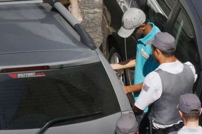 De rosto coberto, menor se entrega por morte de adolescente boliviano