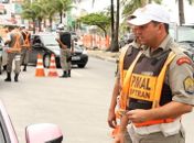Jovem com veículo sem licença tenta subornar policiais
