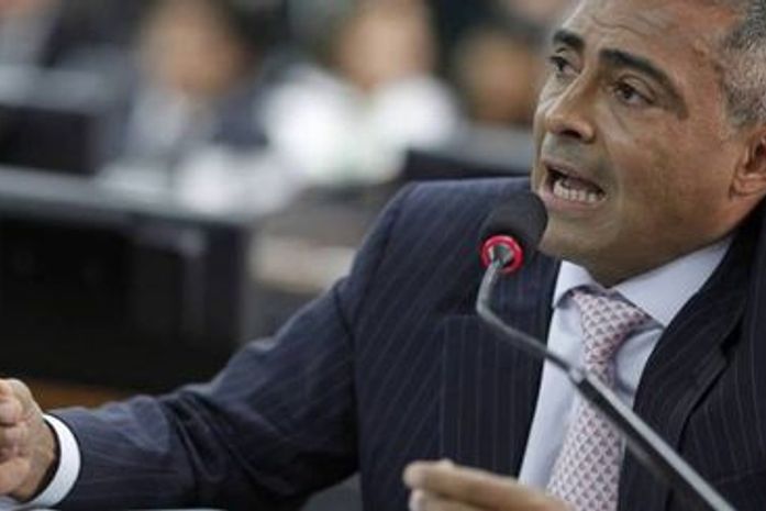 Romário e Roberto Dinamite têm encontro na Justiça para discutir dívida do Vasco