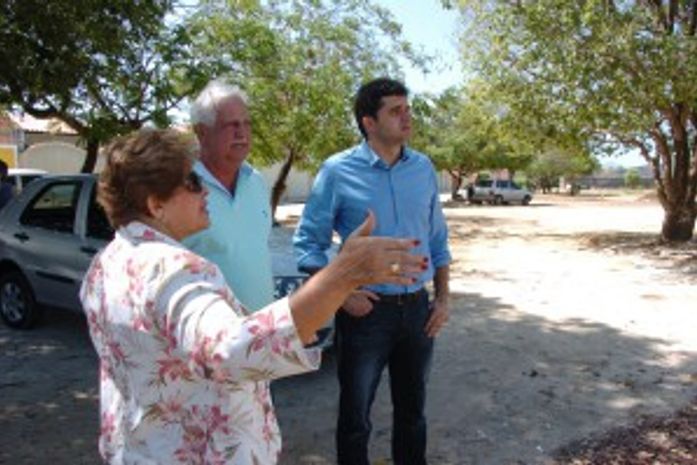 Prefeito e secretária de Educação visitam terreno onde será construída creche no Feitosa
