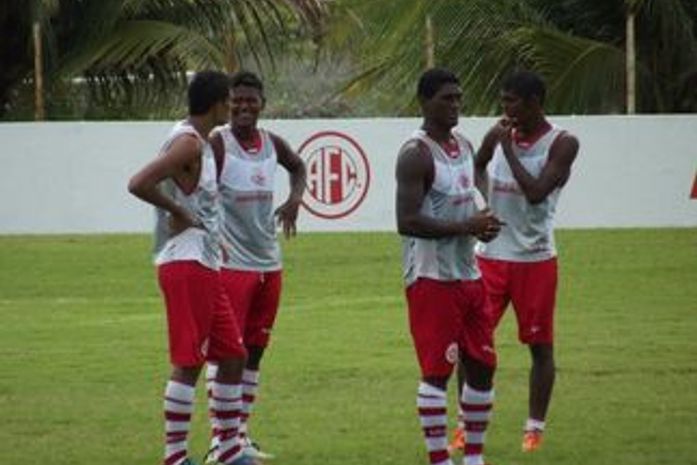 'Aquele Max morreu', diz atacante que será julgado por uso de cocaína