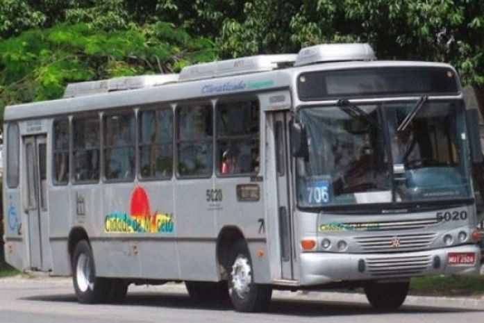 Em novo assalto a coletivo, motorista é agredido por bandidos