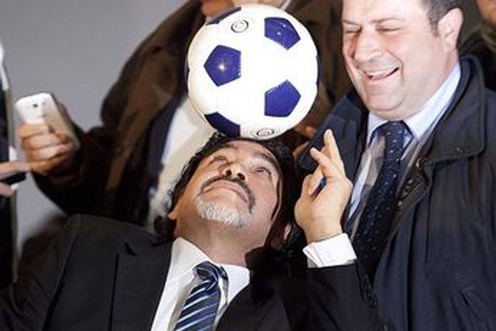 Maradona diz ser melhor que Messi e Pelé
