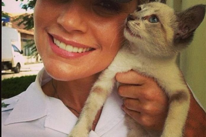 Otaviano Costa faz piada em rede social: 'Minha gata e eu'