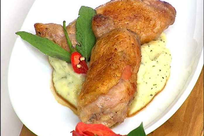 Aprenda a fazer galeto desossado com vinho branco e manteiga