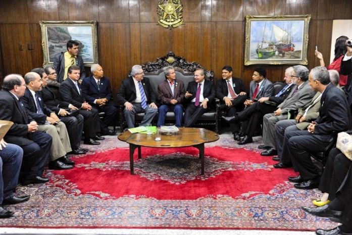 Representantes da central levam apoio ao senador Renan