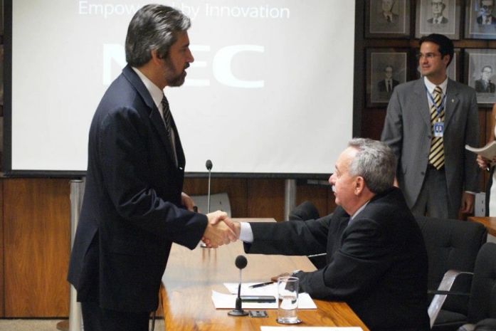 Presidente nacional do PMDB, Valdir Raupp cumprimentando Biu