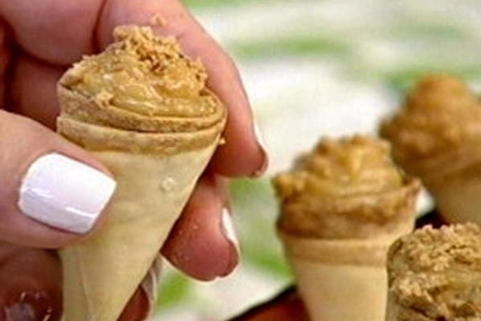 Aprenda a fazer cones de doce de leite com massa de pastel; anote a receita