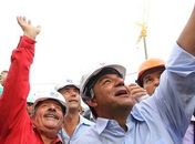 Lula faz visita surpresa ao Maracanã e é ovacionado pelos operários