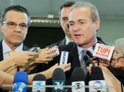 Renan (D) anuncia medidas junto ao presidente da Câmara, Henrique Alves