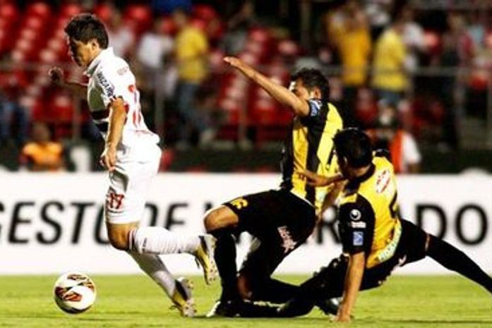 São Paulo sofre, mas vira sobre The Strongest e vence 1ª na Libertadores