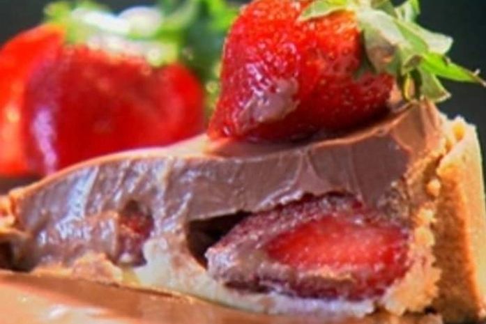 Torta de morango feita com leite condensado e rum é deliciosa; confira