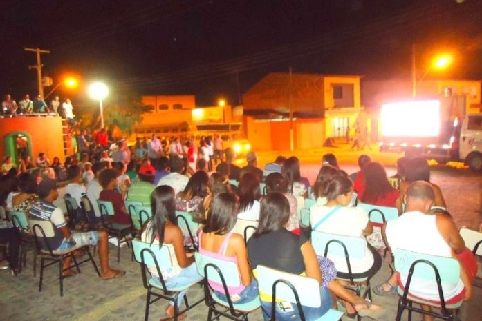 Cinema na Praça segunda feira em Cajueiro, na praça lengotengo
