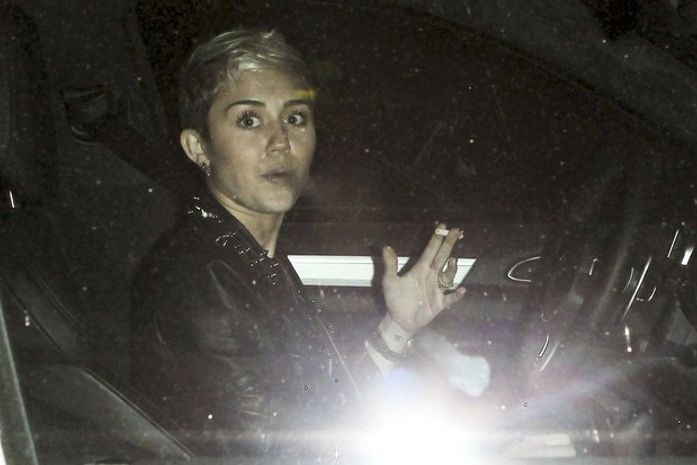 Miley Cyrus é flagrada fumando após rumores de traição