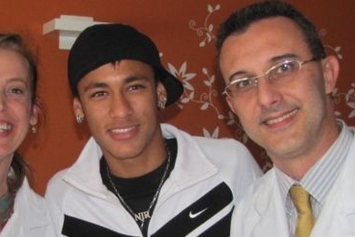 Dr. Herbert Kramer (d) com sua mulher, ao lado de Neymar no Hospital São Luiz