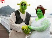 Noivos dizem "sim" vestidos de Shrek e Fiona