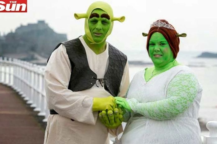 Noivos dizem "sim" vestidos de Shrek e Fiona