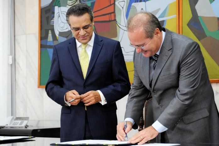 Renan promulga novas regras de ajuda de custo a parlamentares