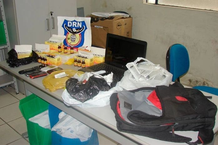 Polícia prende acusados de vender substância proibida