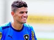 Botafogo recebe proposta por Jadson e negocia venda para a Udinese