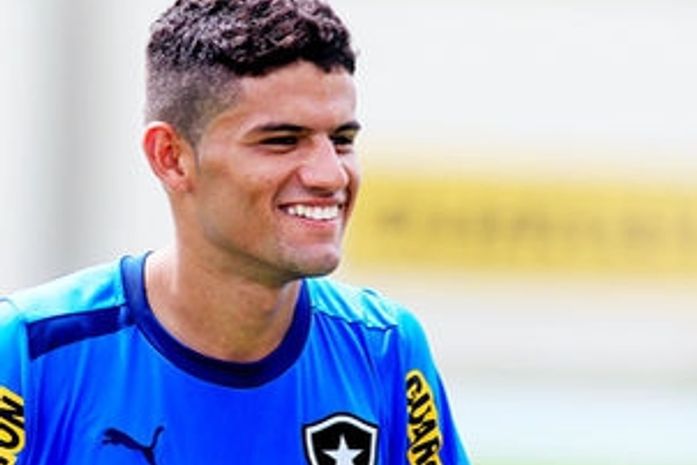 Botafogo recebe proposta por Jadson e negocia venda para a Udinese