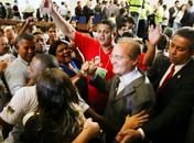 Presidente do Senado, Renan, é cercado pela juventude do PMDB na convenção nacional
