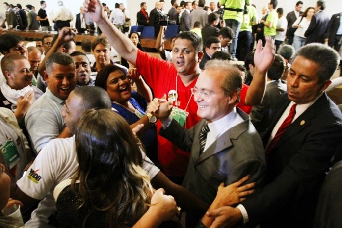 Presidente do Senado, Renan, é cercado pela juventude do PMDB na convenção nacional