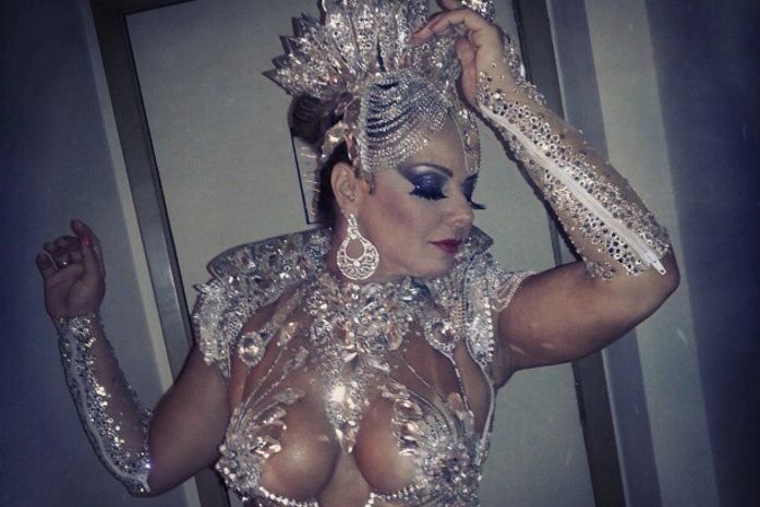 Sem celulites! Viviane Araújo veste de novo fantasia de carnaval