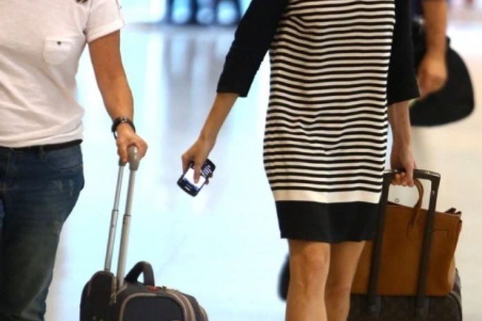 Deborah Secco embarca em aeroporto de cara lavada