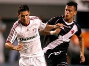 Em clássico emocionante, Vasco vira com gol de Dedé e elimina Flu
