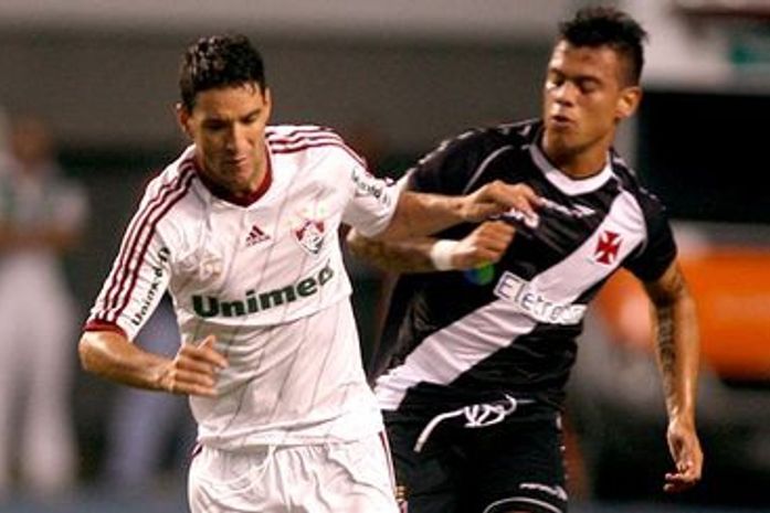 Em clássico emocionante, Vasco vira com gol de Dedé e elimina Flu