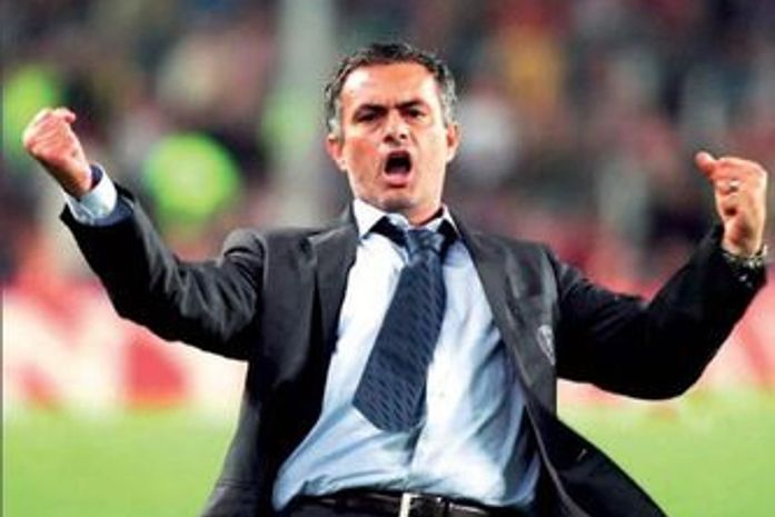 Mourinho se irrita e chama D. Alves de "filho da p..."
