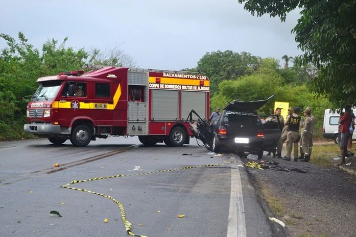 Equipe do Corpo de Bombeiro retiraram irmãos das ferragens