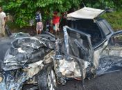 Carro ficou totalmente destruído e irmãos presos as ferragens