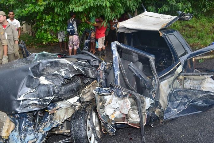 Carro ficou totalmente destruído e irmãos presos as ferragens