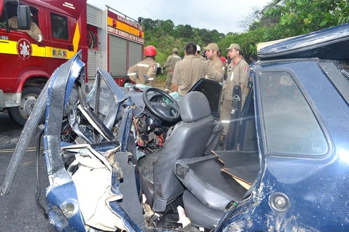 Equipe do Corpo de Bombeiro retiraram irmãos das ferragens
