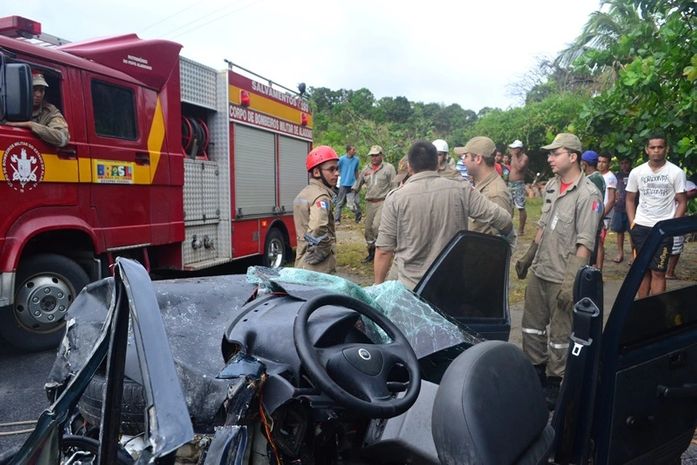 Equipe do Corpo de Bombeiro retiraram irmãos das ferragens