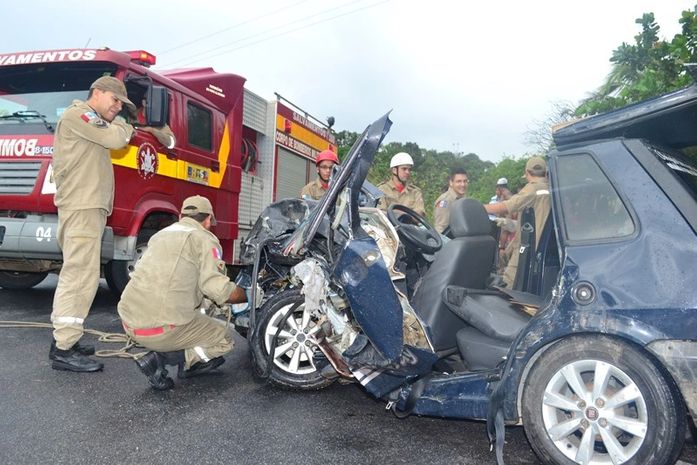 Equipe do Corpo de Bombeiro retiraram irmãos das ferragens